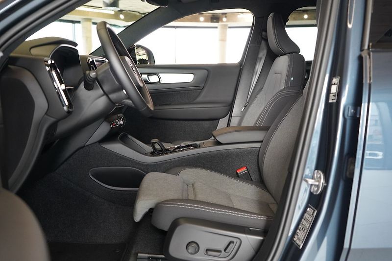 Volvo XC40 B3 Plus Dark, ACC, BLIS - fotka 20 z 43