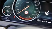 Ukazatel dojezdu u BMW řady 5 GT.