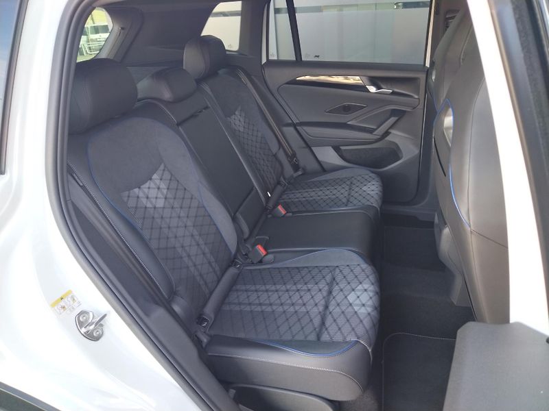 Volkswagen Tiguan R-Line 2,0 TSI 150 kW 4MOT - fotka 9 z 27