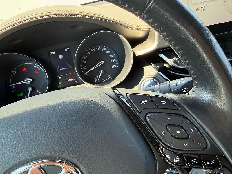 Toyota C-HR 1.8 HSD e-CVT Executive - fotka 17 z 29