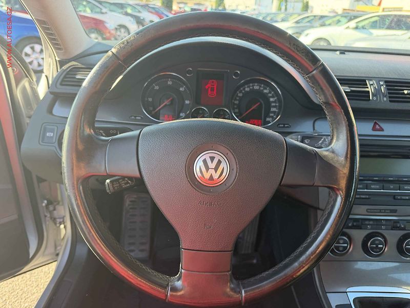 Volkswagen Passat (2008) 1.9TDi, AC, výhřev sed - fotka 12 z 16