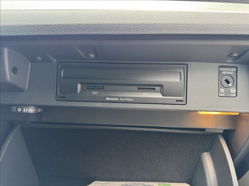 Škoda Superb 1,6 TDI Navi TZ park. kamera - fotka 25 z 50