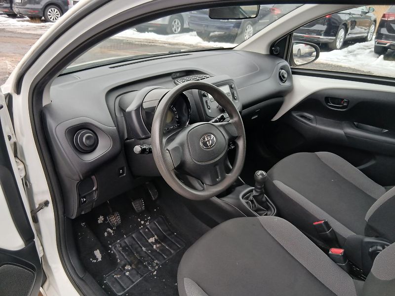 Toyota Aygo 1.0, 51 kW, klima - fotka 22 z 26