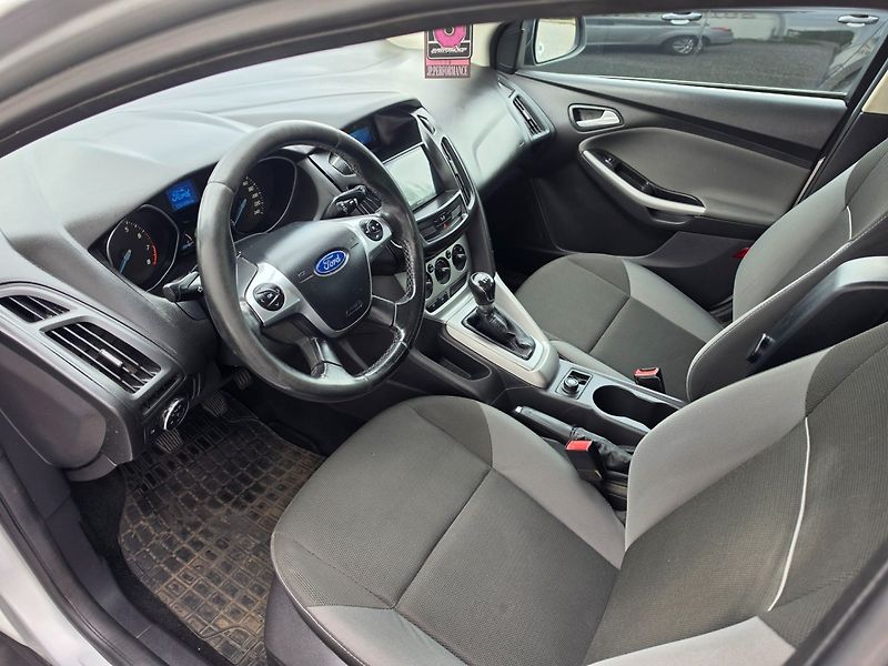 Ford Focus (2012) 1.6 16V Serviska,Tažné - fotka 9 z 20
