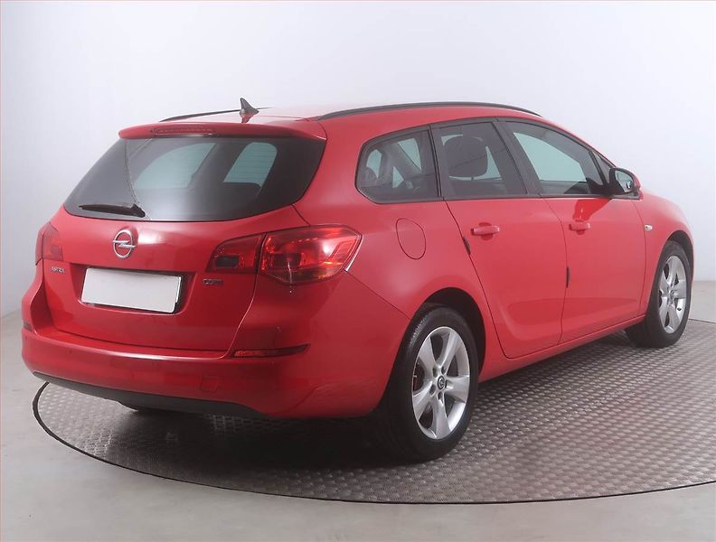 Opel Astra (2011) 1.7 CDTI, Navi, Xenony - fotka 5 z 15