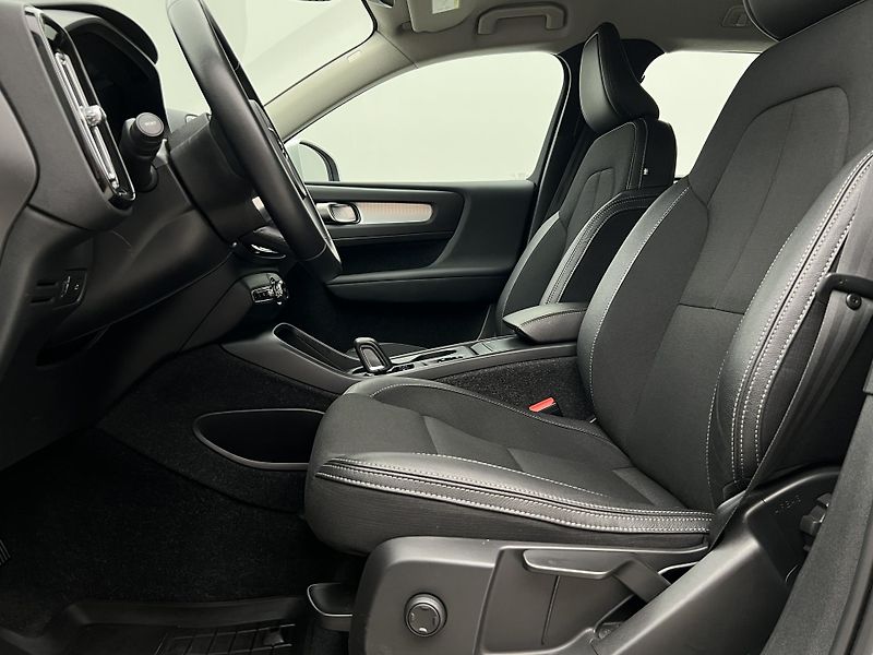 Volvo XC40 T3 MOMENTUM AUT 1. maj. - fotka 3 z 45