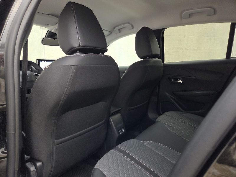 Peugeot 208 (2025) ALLURE Hybrid 100 e-DCS6 - fotka 14 z 15