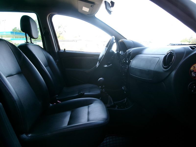 Dacia Duster (2012) 1,6 16V 4x4 KLIMA ALU TAŽNÉ - fotka 27 z 31