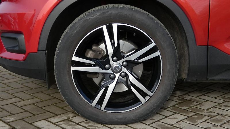 Volvo XC40 B4 AWD R-Design - fotka 20 z 21