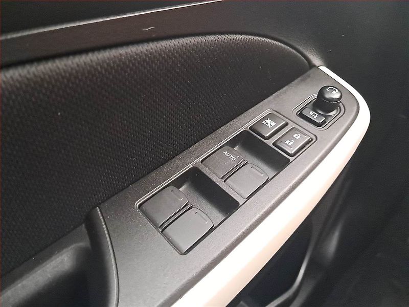 Suzuki Swift (2018) 1.0 BoosterJet SHVS - fotka 16 z 17