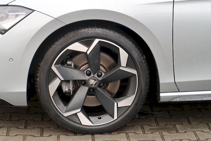 Škoda Superb (2025) Combi SportLine 2,0 TSi/195 kW - fotka 31 z 32
