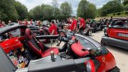 Auta bez střechy i čelního skla a dveří projížděla Krumlov i Šumavu.
