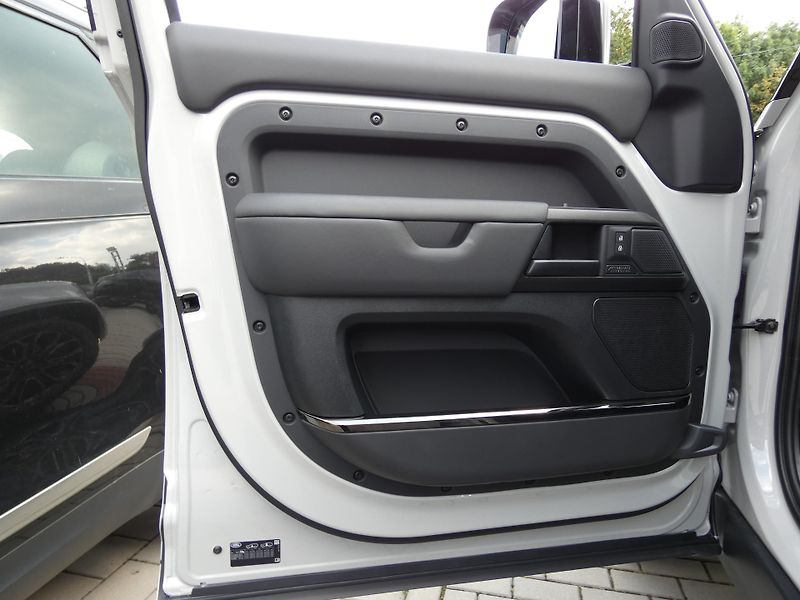 Land Rover Defender 110 4,4 OCTA P635 - fotka 15 z 48