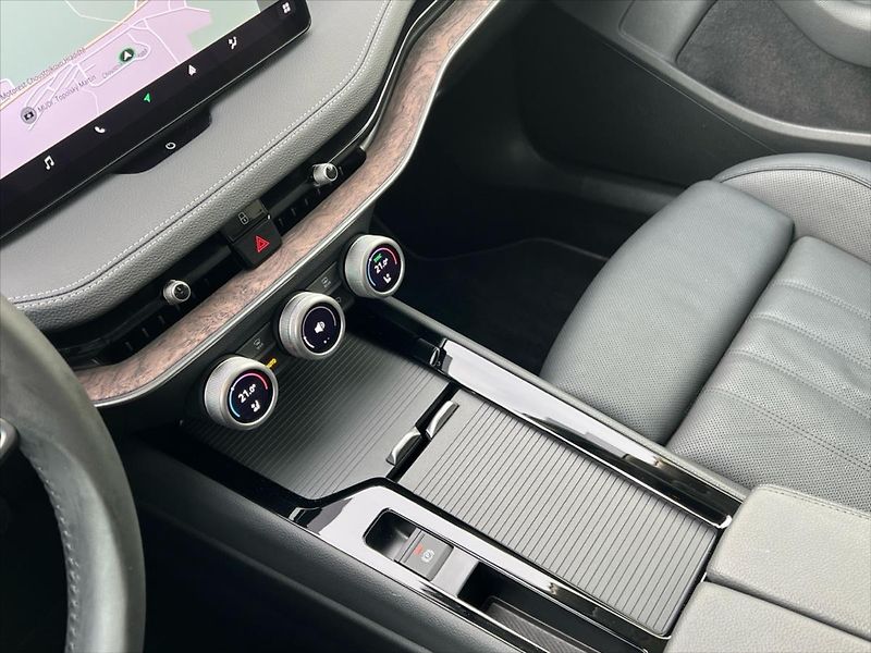 Škoda Superb 2,0 TDi 110 kW 7DSG L&K  IV. - fotka 17 z 32