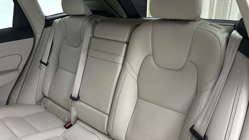 Volvo XC60 2.0 B5 AUT AWD Inscription - fotka 16 z 35