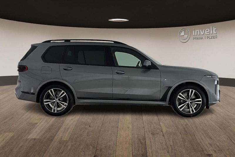 BMW X7 xDrive40i - fotka 2 z 30