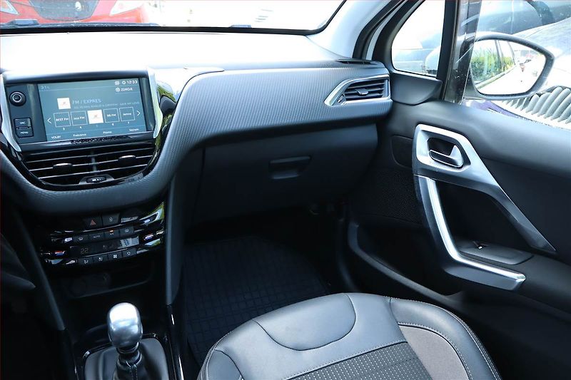 Peugeot 2008 (2019) 1.2 PureTech, Serv.kniha, Navi - fotka 8 z 25