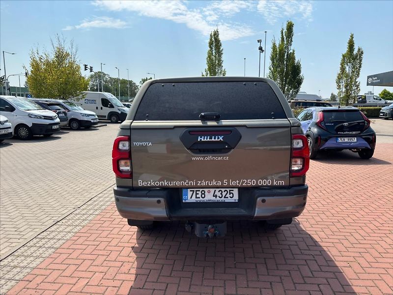 Toyota Hilux 2,8   INVINCIBLE - fotka 4 z 8