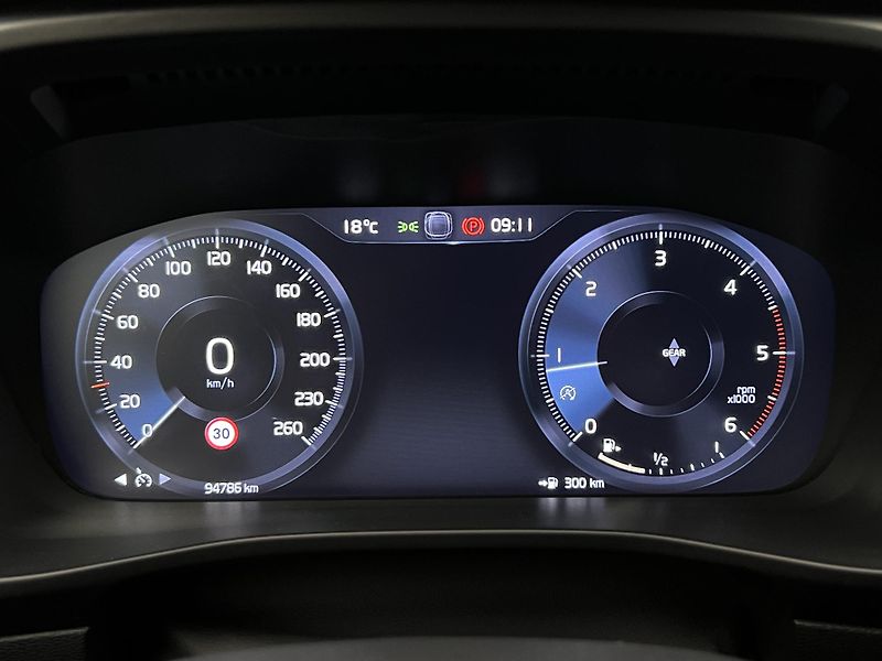 Volvo XC40 D3 MOMENTUM PRO MAN - fotka 23 z 34