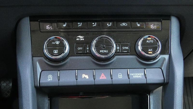 Škoda Karoq 1,5 TSI DSG Ambition - fotka 16 z 23