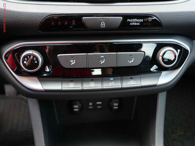 Hyundai i30 (2019) 1.6CRDi, 2.maj,ČR, AC, tempo - fotka 16 z 20