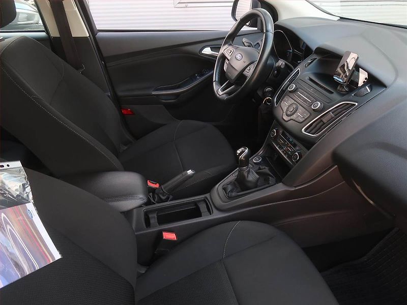 Ford Focus (2015) 1.0 EcoBoost, Tempomat - fotka 9 z 14