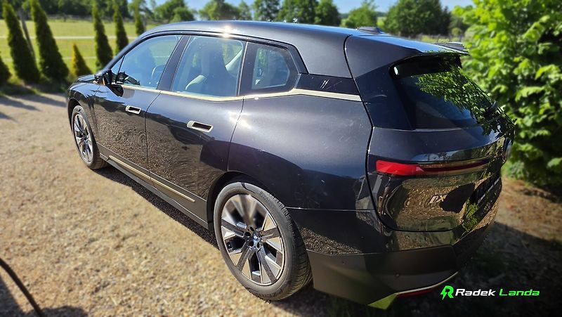 BMW iX (2022) xDrive40 Edition - fotka 5 z 14