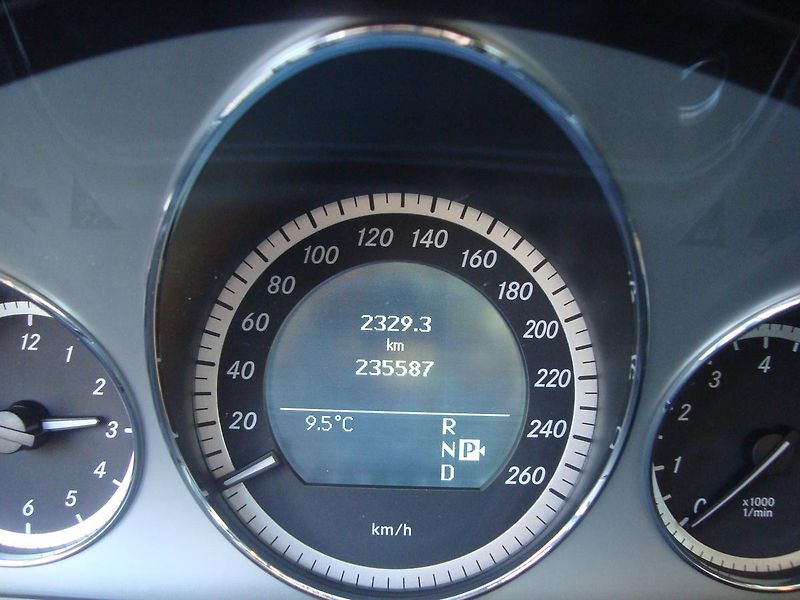 Mercedes-Benz Třídy E (2008) E 500,1.Maj. v ČR,Servisní k. - fotka 72 z 74