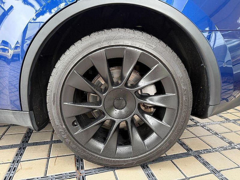 Tesla Model Y Long Range AWD - fotka 7 z 41