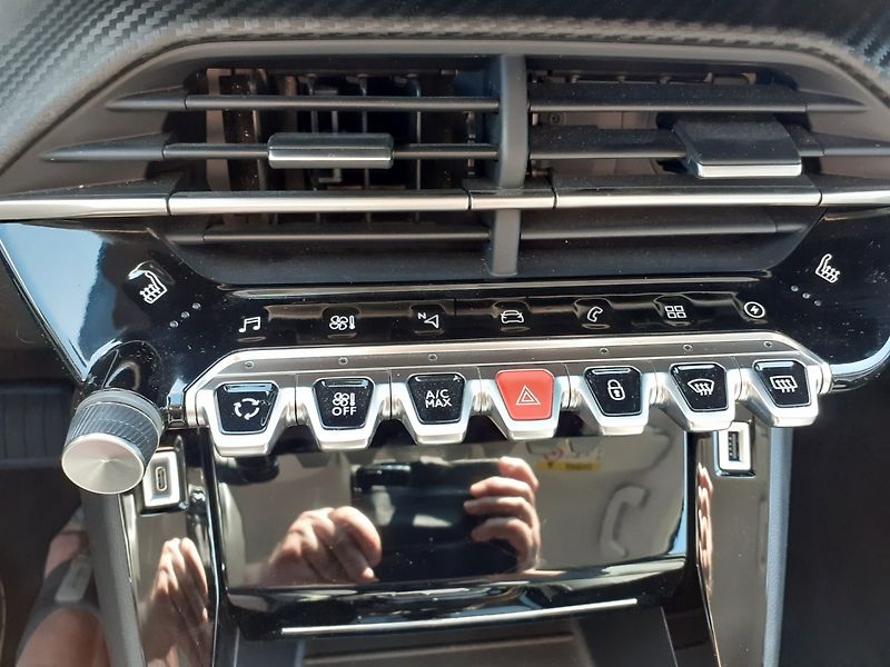 Peugeot 208 (2023) ELEKTRO 100Kw NAVIGACE - fotka 22 z 39