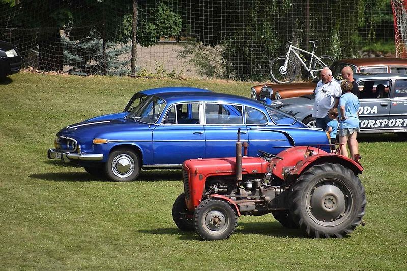 Sraz veteránů a nákladních vozů Tatra přilákal do Heřmánkovic stovky návštěvníků a desítky majitelů historických a nákladních vozů.