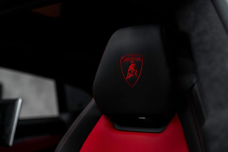 Lamborghini Urus 4.0 V8, B&O, Pano, Masáže, Noč - fotka 24 z 36