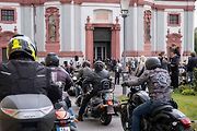 Motorkáři se sjeli na žehnání v bazilice v Jablonném.