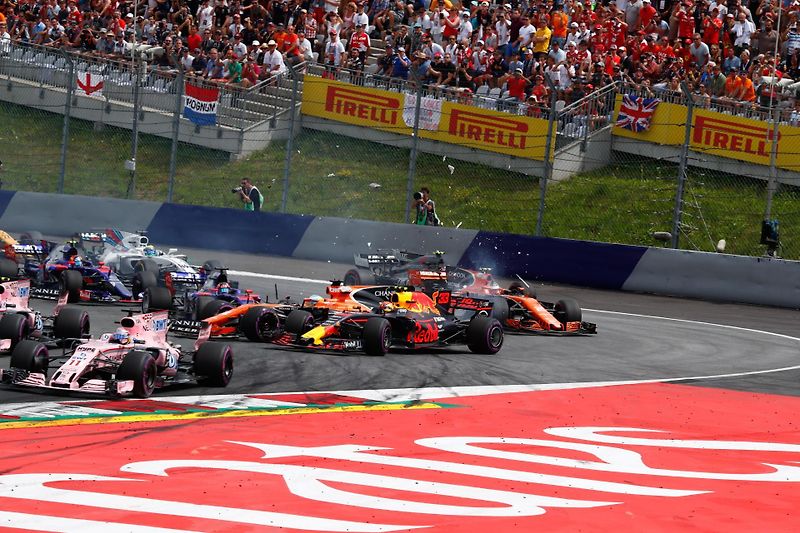 F1 2017 GP Rakouska - Valtteri Bottas (Mercedes) skvělým startem ujíždí svým soupeřům