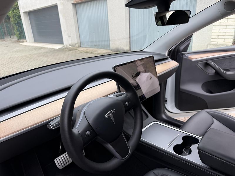 Tesla Model Y Performance-540PS-AWD-Berlín- - fotka 16 z 23