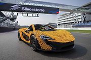 Replika McLarenu P1 v reálné velikosti se skládá z 342 817 dílků, váží přibližně 1220 kilogramů.