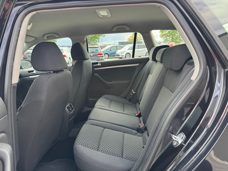 Volkswagen Golf (2010) Variant Comfortline 1.6 TDI - fotka 13 z 32