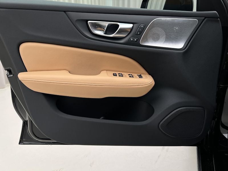 Volvo V60 (2026) B4 PLUS DARK AUT - fotka 21 z 47