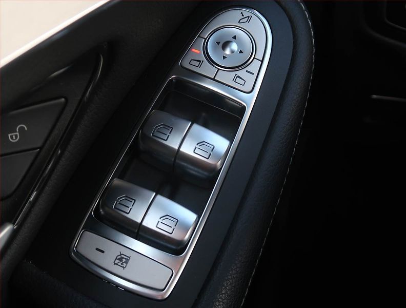 Mercedes-Benz GLC (2022) 300 de 4MATIC - fotka 22 z 25