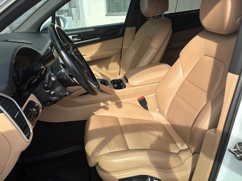 Porsche Cayenne (2019) 3.0, 250KW, 4x4, 360°, KEYLESS - fotka 29 z 38