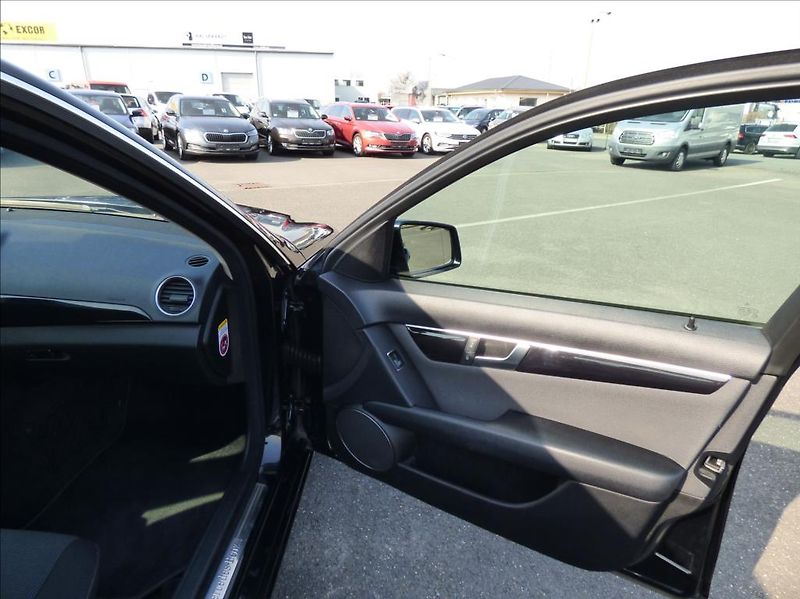Mercedes-Benz Třídy C 2,2 CDI BlueEfficiency  180 CD - fotka 14 z 41