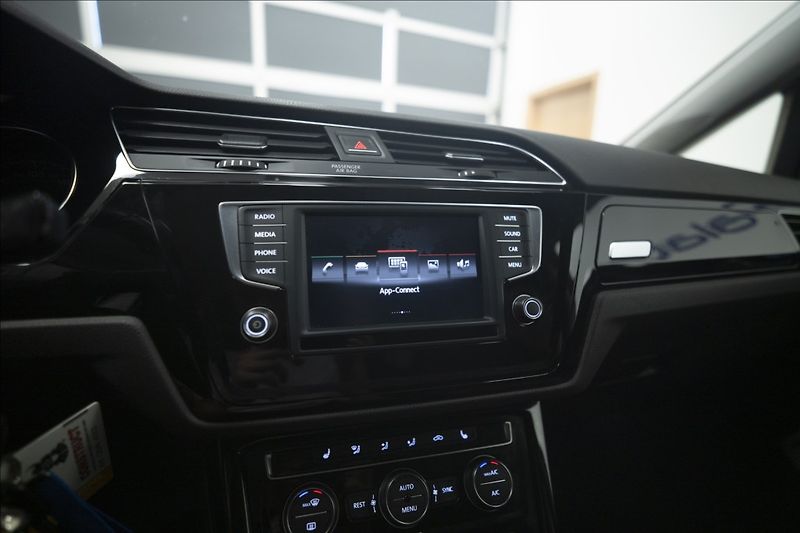 Volkswagen Touran 2,0 TDI MASÁŽ KAMERA VÝHŘEV ČR - fotka 35 z 39