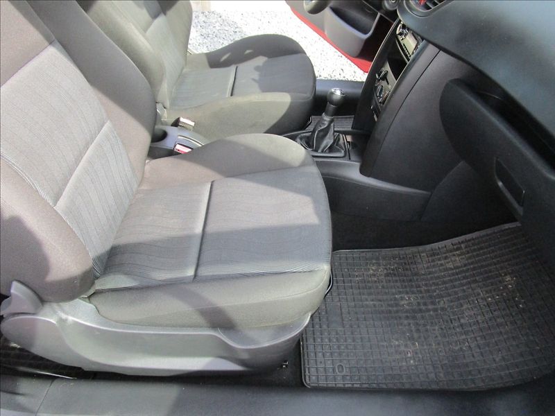 Peugeot 207 1.4i 54kW - fotka 16 z 35