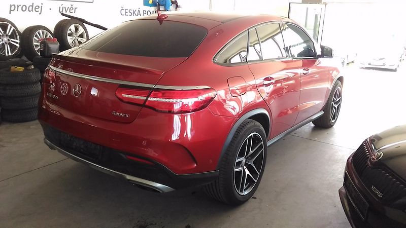 Mercedes-Benz GLE (2015) 450I,270KW,LED,PANOR.ALU r.21 - fotka 3 z 36