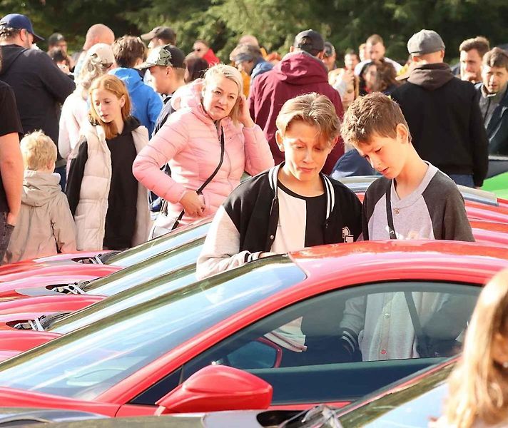 Luxusní supersporty projely západ Čech, milionové rarity přibrzdily v Kynžvartu