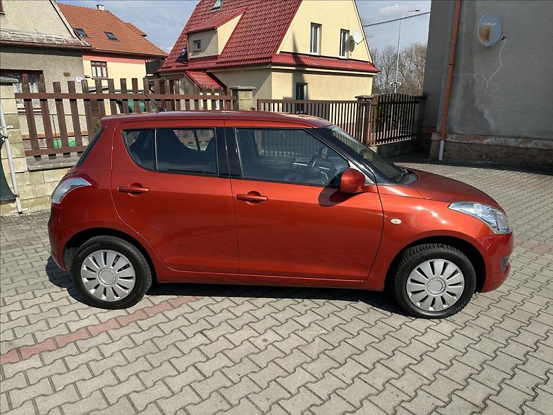Suzuki Swift 1,2 4x4 - fotka 2 z 18