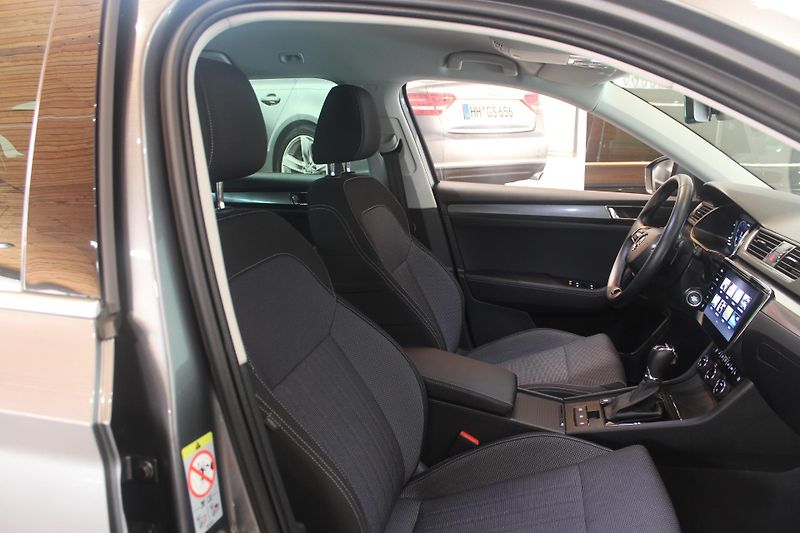 Škoda Superb (2023) 2.0TDI DSG Matrix Display - fotka 25 z 35