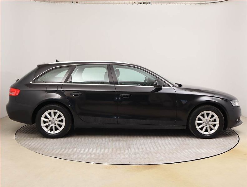 Audi A4 (2009) Ambiente 2.0 TDI, Serv.kniha - fotka 6 z 19