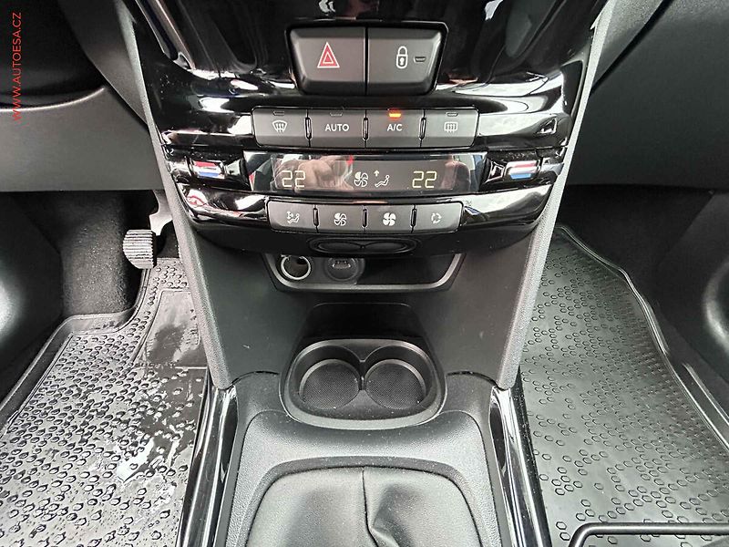Peugeot 2008 (2019) 1.2PT - fotka 14 z 18