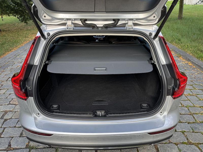 Volvo V60 (2022) B4 Mild Hybrid Inscription - fotka 19 z 20